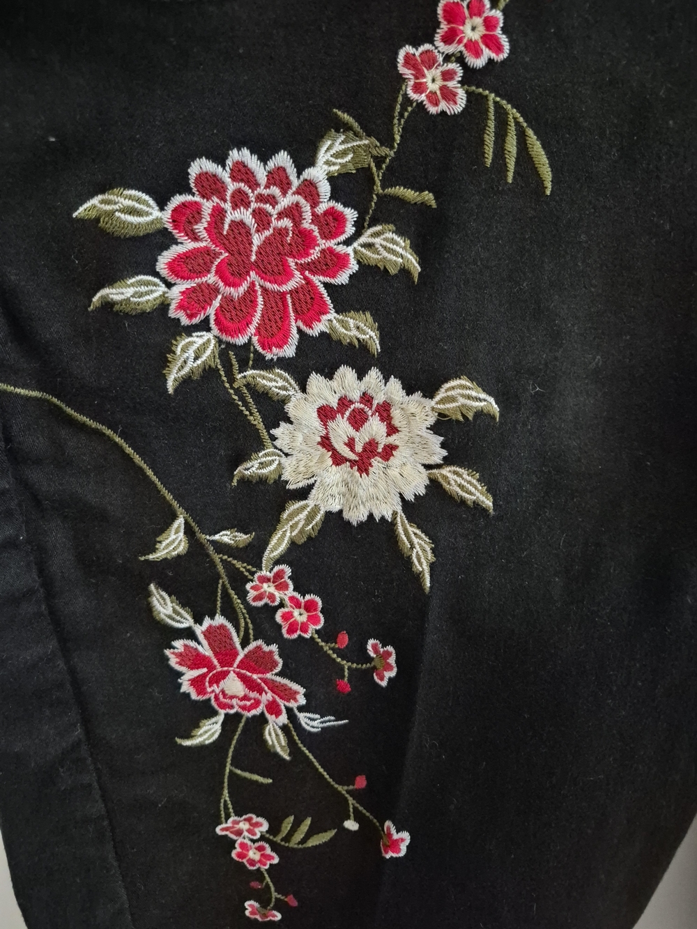 Sandpiper High Rise Black Embroidered Floral Bermuda Denim Shorts Size 6W